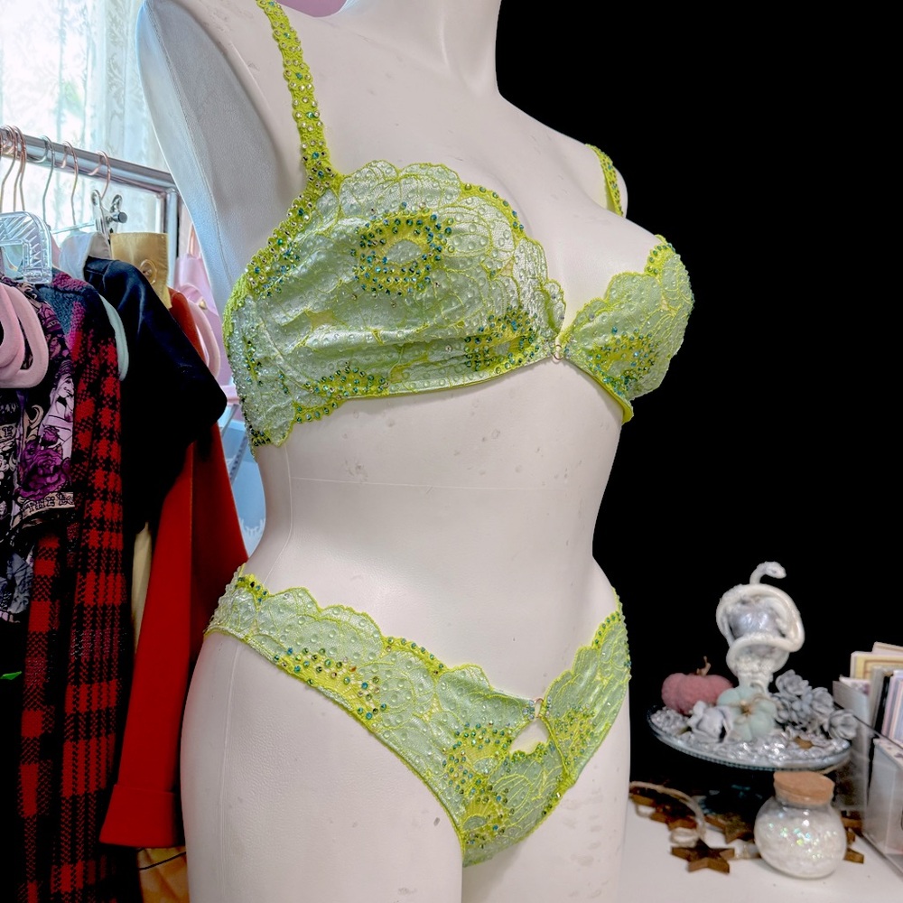 Chartreuse Savage Fenty lingerie set NWT rhinestoned burlesque lingerie set